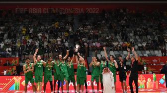 Sejumlah pebasket Australia berselebrasi dan mengangkat piala usai mengalahkan Tim Nasional Lebanon dalam babak final FIBA Asia Cup 2022 di Istora Gelora Bung Karno, Senayan, Jakarta, Minggu (24/7/2022). ANTARA FOTO/Aditya Pradana Putra