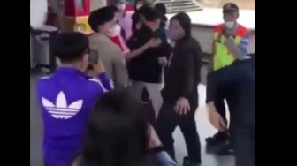 Viral Kelompok Suporter Bola Bentrok di Stasiun Jakarta, Polisi Turun Tangan