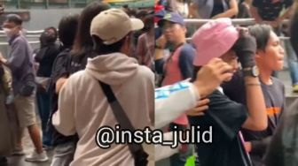 Viral Momen Bonge Dikawal Para Temannya Agar Bisa Jalan Dengan Tenang, Netizen Beri Sindiran Menohok: Sok Ngartis!