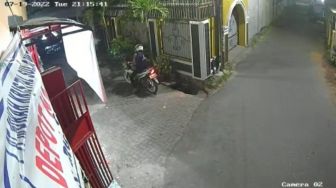 Viral Video Pengendara Sepeda Motor Tebang Pohon Palem di Kota Makassar, Pelaku Diburu Polisi