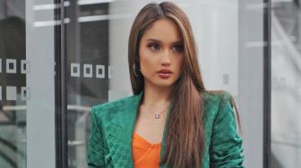 7 Momen Cinta Laura Pungut Sampah di Citayam Fashion Week, Ajak Para Pengunjung Lakukan Ini