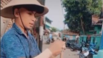 7 Artis Punya Kembaran Tak Sedarah, Wajah Okin Mirip dengan Seorang Penjual Jamu