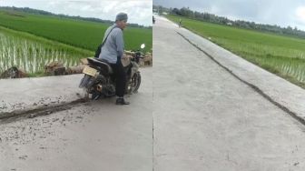Jalanan Masih Cor Basah, Pemotor Nekat Lewat Sampai Terjebak di Tengah, Warganet: Enggak Usah Ditolong