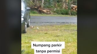 Viral Mobil Parkir di Depan Halaman Rumah Orang, Pergi-pergi Tinggalkan Sampah Berserakan