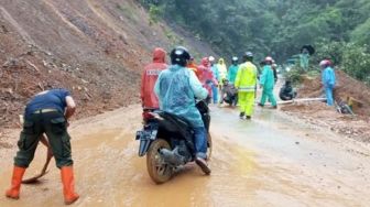Sempat Tertutup Material Longsor Berjam-jam, Jalan Padang-Solok via Sitinjau Lauik Kembali Bisa Dilewati