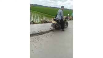 Pria Pemotor Nekat Terobos Jalan Dicor hingga Ditegur Petugas, Begini Reaksinya