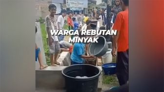 Warga Berebut Minyak Tumpah Usai Truk Pertamina Tabrakan di Tol Medan