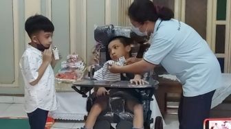 Nampak Akrab, Jan Ethes Hibur dan Ajak Bermain Anak Penderita Cerebral Palsy