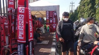 Laga Pembuka Liga 1, Pedagang Jersey Persis Solo Mengeluh Penjualan Lesu: Daya Beli Kurang