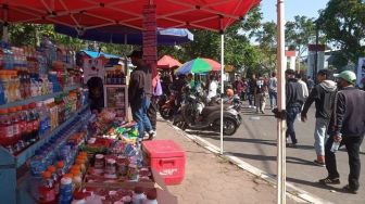 Berkah Liga Sepak Bola, Pedagang Minuman di Stadion Moch Soebroto Sekolahkan Anak Hingga Perguruan Tinggi