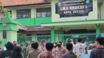 Diduga Ada Transaksi Jual Beli Kursi, SMAN 2 Kota Bekasi Digeruduk Pendemo