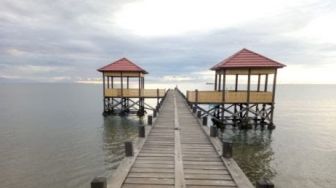 Self Reward di Sore Hari, Berenang di Pantai Barane Terasa Seru