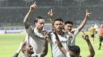 Marc Klok dan Beckham Putra Berbagi Gol, Persib Bandung Habisi FC Bekasi City di Laga Uji Coba