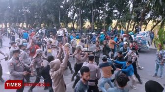 Bentrok Mahasiswa Vs Polisi, Demo Menolak RUU KUHP di Probolinggo Berakhir Ricuh