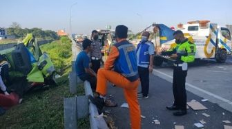 Truk Tronton versus Colt Diesel di Pintu Tol Colomadu, Mobil Ringsek dan Terguling, 1 Orang Tewas