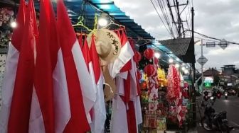 HUT RI Masih Beberapa Minggu Lagi, Pedagang Bendera di Badung Mulai Bermunculan