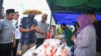 Dengar Langsung Keluhan Ibu PKK Desa Pela, Sandiaga Uno Beri Hadiah Mesin Pengering Minyak