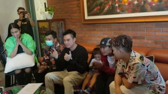 Baim Wong saat gelar jumpa pers terkait polemik merek Citayam Fashion Week di Tanah Kusir, Jakarta, Selasa (26/7). [Suara.com/Rena Pangesti]
