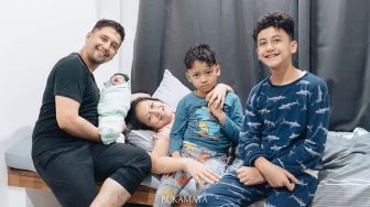 8 Potret Corry Pamela Melahirkan Anak Ke-3 di Rumah, Didukung Langsung Suami dan Anak-anak