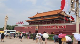 Bendera Merah Putih berkibar di depan pintu utama Istana Kota Terlarang, Beijing, China, Selasa (26/7/2022).  ANTARA FOTO/M. Irfan Ilmie

