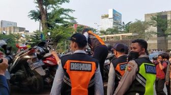 Viral Jukir Citayam Fashion Week Ribut Mulut dengan Petugas Dishub: Orangnya Juga Ditertibkan, Jangan Cuma Parkirannya!