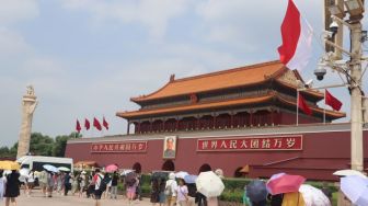 Presiden Jokowi Penuhi Undangan Presiden China Xi Jinping, Bendera Merah-Putih Berkibar di Istana Kota Terlarang