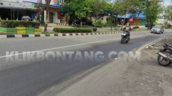 Lagi, Tumpahan Solar Sepanjang 500 Meter di Jalan Bhyangkara Bontang, Warga Sebut Sejak Pagi