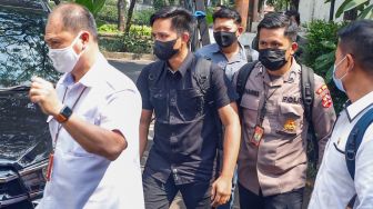 Wajah Bharada E Saat Dikawal Polisi Masuk Kantor Komnas HAM