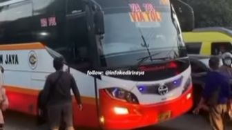 Bus Harapan Jaya Dipaksa Mundur oleh Pengendara Lain di Perempatan Ngadiluwih Kediri