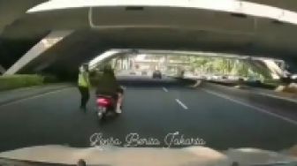 Viral! Pemotor Terobos Jalan Sudirman, Nyaris Diserempet Mobil Saat Hendak Dihentikan Polisi