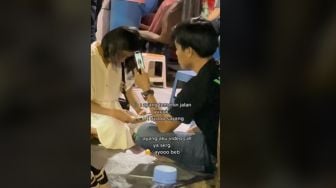 Lagi Asyik Makan Bersama Pacar, Pria Ini Diduga Telpon Gadis Lain yang Bikin Netizen Geram