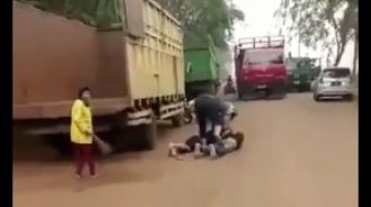 Video Menegangkan Polisi Bekuk Komplotan Bajing Loncat, Nenek Ini Tetap Santuy Nyapu Jalanan