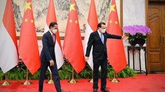 Presiden Joko Widodo (kiri) tiba disambut Perdana Menteri China Li Keqiang untuk melaksanakan pertemuan bilateral di Villa 5, Diaoyutai State Guesthouse, Beijing, China, Selasa (26/7/2022). ANTARA FOTO/Biro Pers Setpres/Laily Rachev