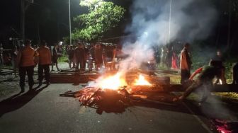 Akibat Rusuh Supporter Bola, Warga Desa Solan Blokade Jalan