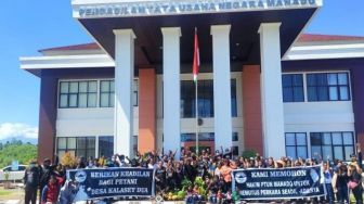 Aksi Diam Ratusan Petani Desa Kalasey Dua di PTUN Manado