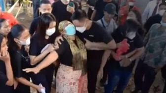 Tangis Histeris Ibunda usai Makam Brigadir J Kembali Dibongkar: Tolong Kami!