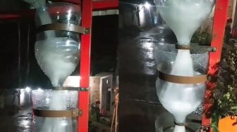 Kreatif, Warganet Ini Manfaatkan Galon Sekali Pakai untuk Talang Air