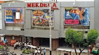 Viral Foto Lawas Bioskop Merdeka di Malang Tahun 1980, Publik Malah Salfok Lihat Poster Film Ini