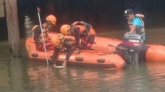 Petugas Damkar Cari Mayat Pria Tenggelam di Sungai Banjir Kanal Barat Cideng