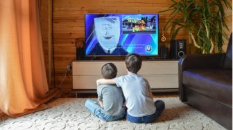 Orang Tua Jangan Lalai, 5 Dampak Negatif Anak Menonton TV