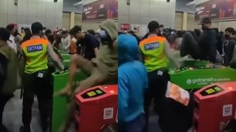 Viral Rombongan Diduga Suporter Bola Serbu Stasiun KRL dan Loncati Mesin Tap Tiket, Satpam sampai Cuma Terdiam