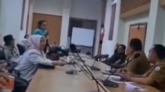 Heboh Anggota DPRD Ngamuk Gebrak Meja dan Banting Mic saat Rapat