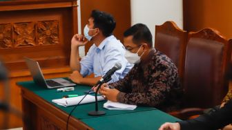 Para Penyidik KPK berada di ruang pengadilan saat sidang putusan praperadilan Mardani Maming di Pengadilan Negeri Jakarta Selatan, Rabu (27/7/2022). [Suara.com/Alfian Winanto]