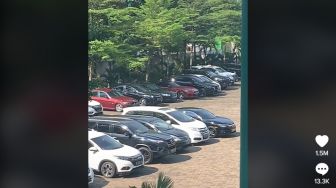 Parkiran SMA Ini Mirip Showroom Mobil Mewah, Publik Penasaran Bisnis Orang Tua