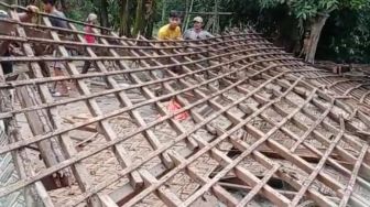 Pasangan Lansia di Lampung Tengah Tertimpa Bangunan Rumah yang Ambruk Akibat Lapuk Dimakan Usia