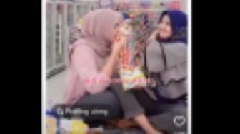 Dua Wanita Ini Duduki Minuman Kaleng di Supermarket, Aksinya Bikin Geram