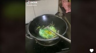 Nenek Ini Goreng Telur Pakai Sabun Cuci Piring, Warganet: 4 Sehat, 5 Berkarat