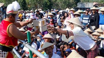 OMG DIY Bagikan Kebutuhan Tani kepada Ribuan Petani Gunung Kidul