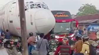 Viral Video Badan Pesawat Boeing Bikin Macet di Jalan Parung, Plt Bupati Bogor: Harus Koordinasi dengan Pemerintah