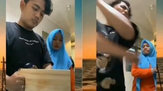 Potong Nugget Pakai Alat Nyeleneh, Pria Ini Spontan Kena Pukul Ibunya